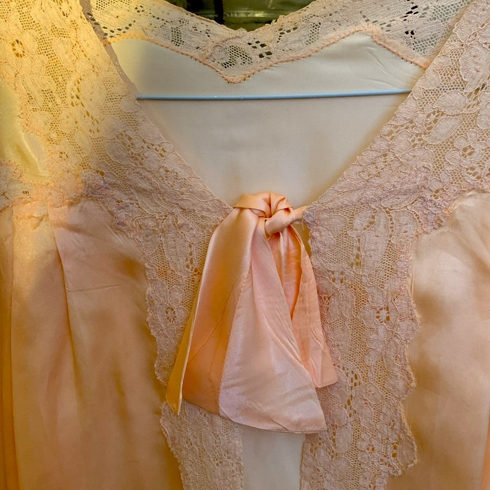 Vintage Sleep Jacket- Soft peachy pink with elegant lace trim- Lovely piece! - Picture 3 of 16